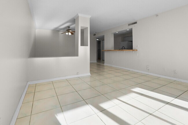 Building Photo - 2112 S Cypress Bend Dr
