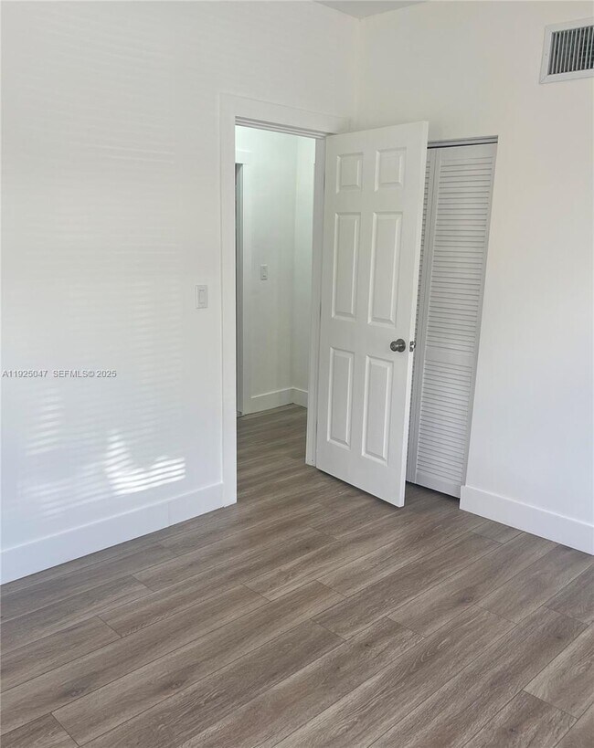 Building Photo - 842 Himmarshee St