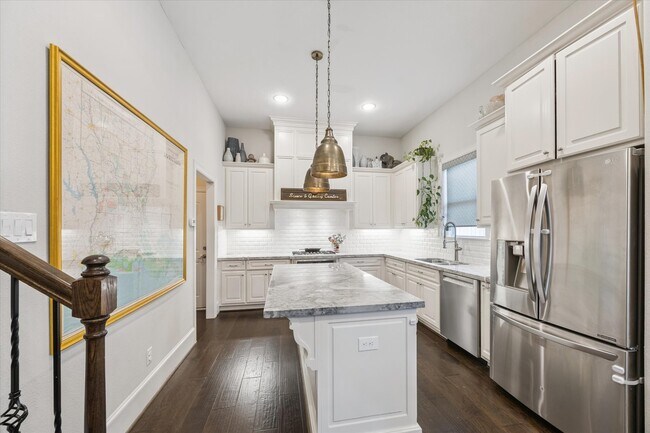 Building Photo - 4415 Marina St