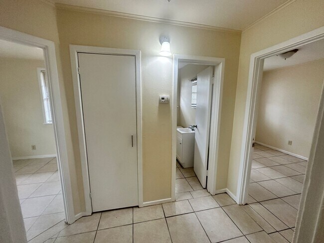 Building Photo - 3 Bedroom Home close to VSU!