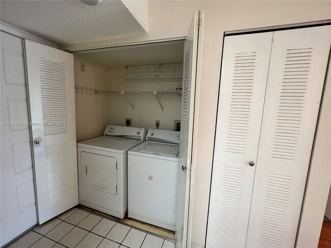 Building Photo - 2220 N Cypress Bend Dr