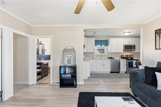 Building Photo - 213 St Louis Ave