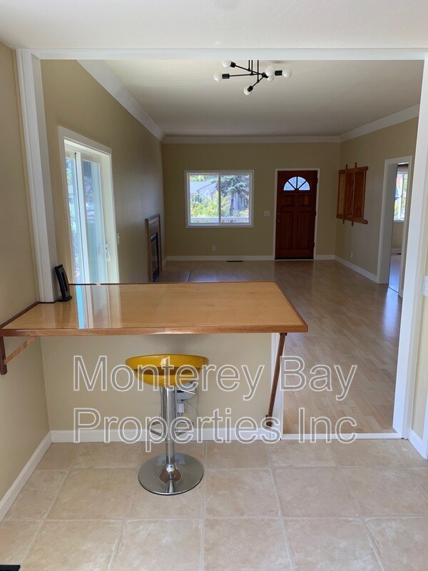 Building Photo - 1715 Matthews Ln