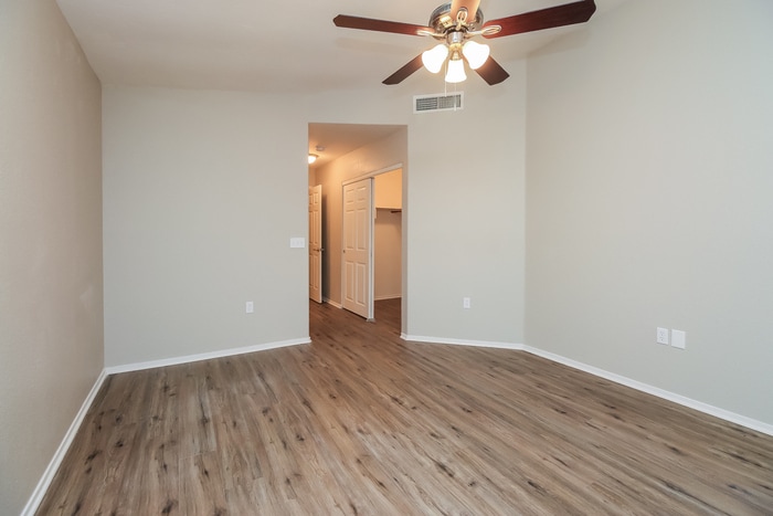 Building Photo - 1610 W Houchin Way