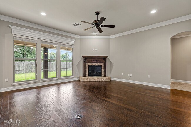 Building Photo - Beautiful 3 bedrooms 2 bathrooms In South ...