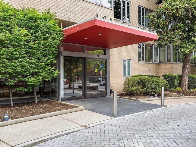 Building Photo - Modern, Light-Filled Junior 1BR in Prime Dupont Location
