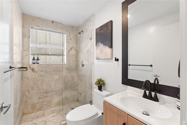 Building Photo - 810 7th St