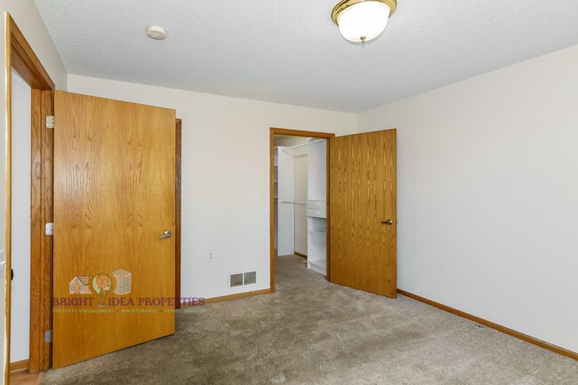 Building Photo - 2737 Douglas Dr N