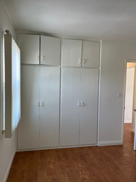 Building Photo - 5644 1/2 Kester Ave