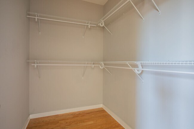 Building Photo - Gorgeous 4 BR/3.5 BA EOG Townhome in Silve...