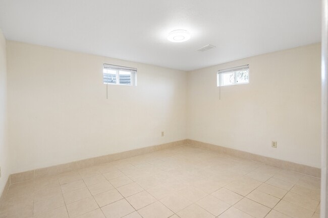 Building Photo - 405 S Kipling St