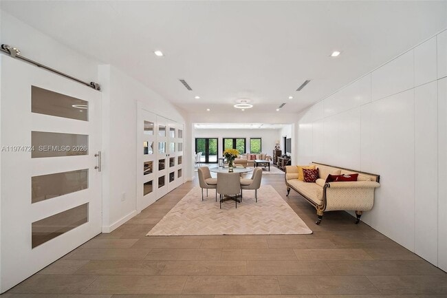 Building Photo - 1117 Alfonso Ave