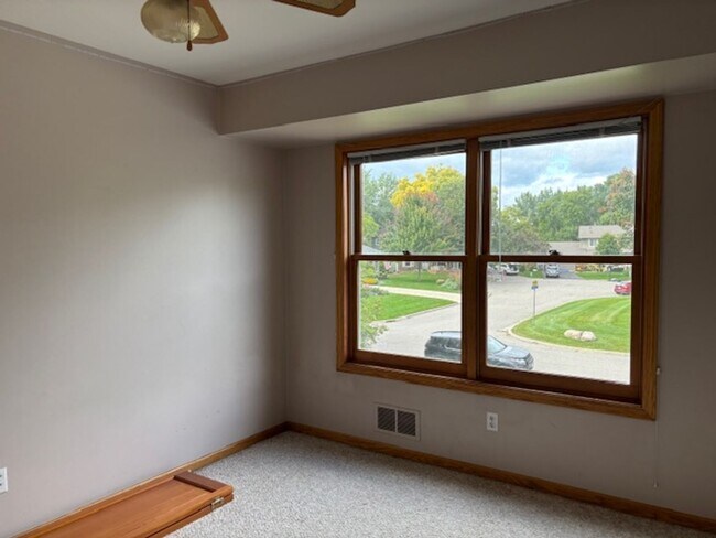 Building Photo - Spacious 4 BR/4 BA Single-Family Home in a Beautiful Wayzata/Minnetonka Neighborhood!