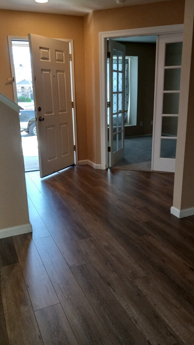 Building Photo - 3034 Roadrunner Dr