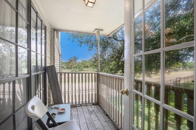 Building Photo - 800 Country Pl Dr