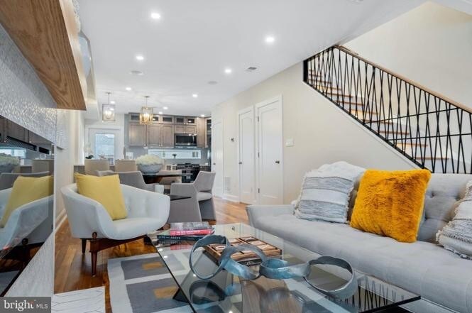 Building Photo - 331 W St NE