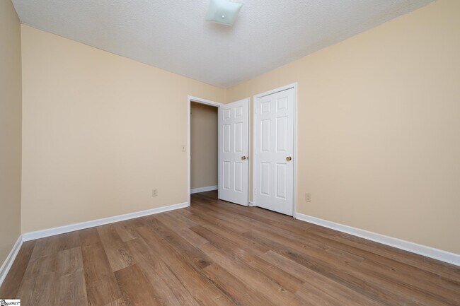 Building Photo - 14 Oakwood Dr