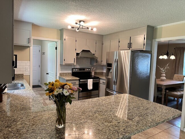 Building Photo - 2204 N Dallerton Cir