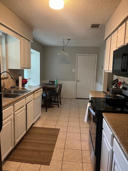 Kitchen - 2100 Camellia St