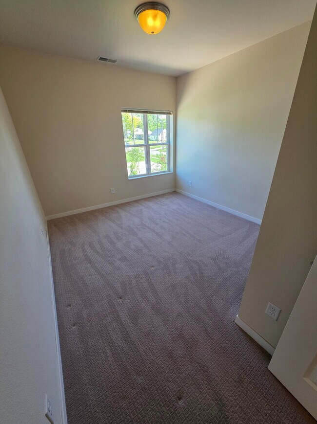 Building Photo - 2 Bedroom | 1 Bathroom 2nd Floor Apartment...