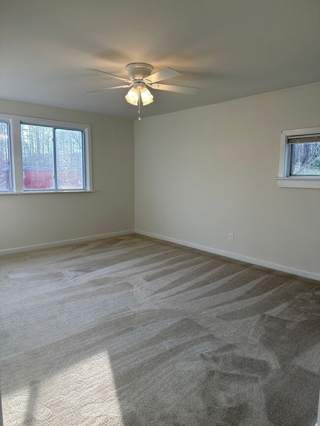 Building Photo - 2 Bedroom 1 Bath cottage with Lake View!