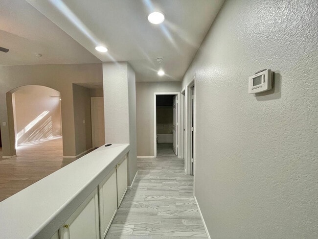 Building Photo - 686 W Del Rio St