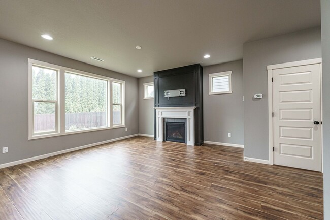 Building Photo - Stunning Salmon Creek Gem for Rent! - 3 Be...