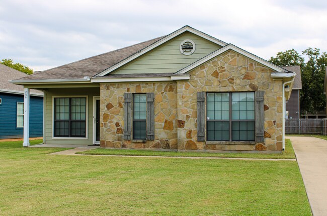 Primary Photo - 208 Garden Dr