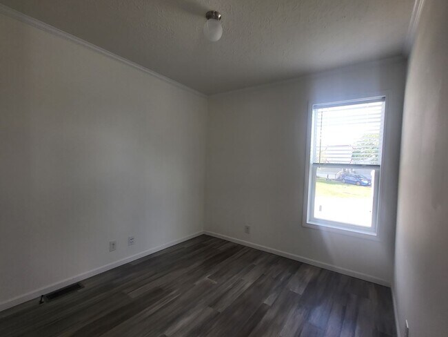 Building Photo - 8 Drake Ln