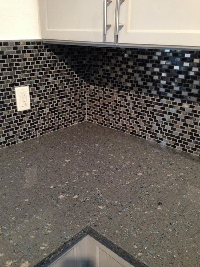 Building Photo - Stunning Renovation - South Side Flats