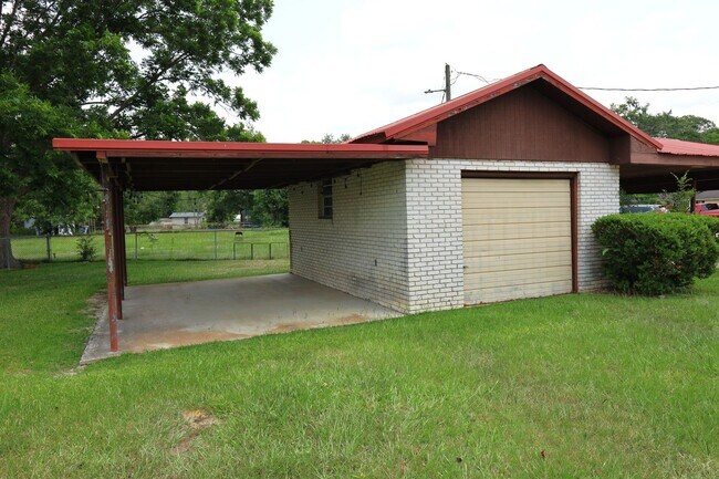 Building Photo - 3101 Wallace Dr
