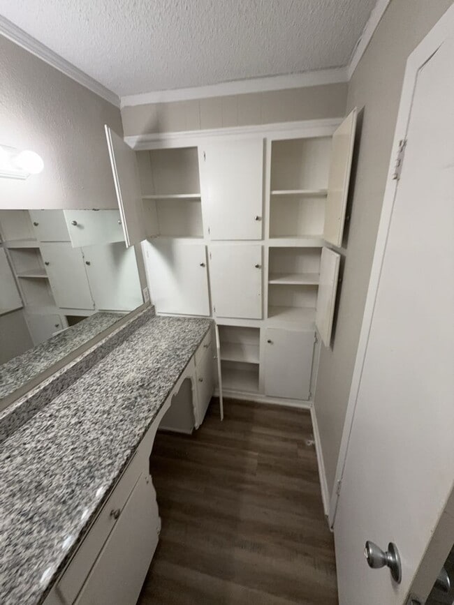 Building Photo - Spacious 3-bed/2-bath Townhome!