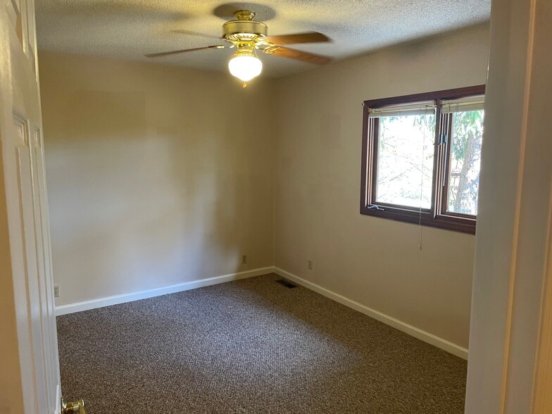 MBR : 14ft x 11ft with ceiling fan - 6709 Langston Dr