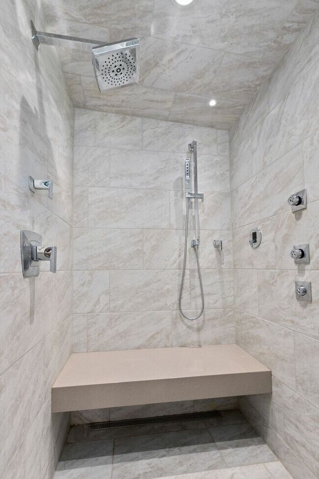 Building Photo - Elegant Air-Conditioned Newly Remodeled Matthews Beach Rambler