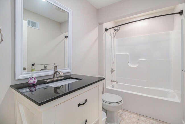 Building Photo - 4585 E Shore Dr
