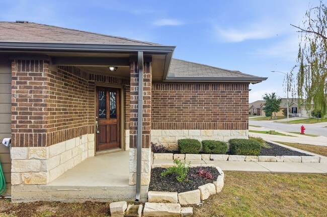 Building Photo - Four Bedroom Home in Manor