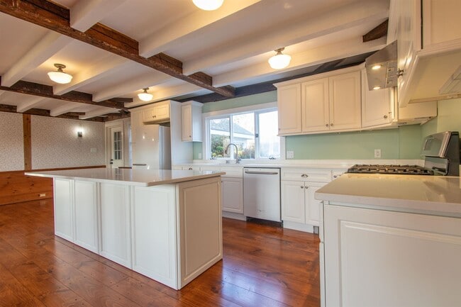 Building Photo - 267 N River Rd