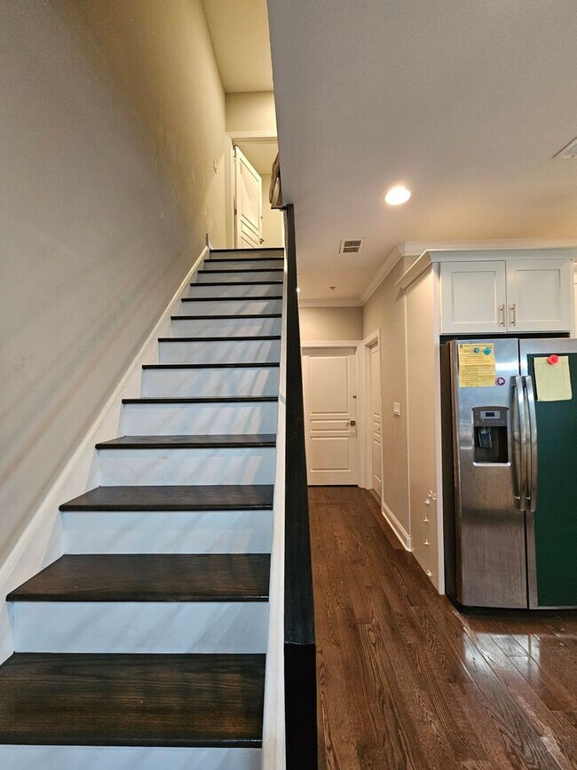 Building Photo - 742 Master St