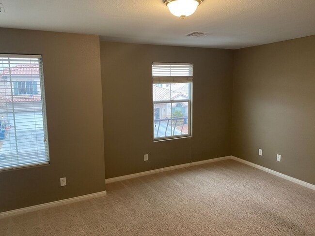 Building Photo - Gorgeous home close to Lake Sahara!