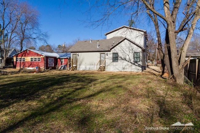 Building Photo - Pre-Leasing Modern Style Home Minutes from Campus and Downtown Fayetteville