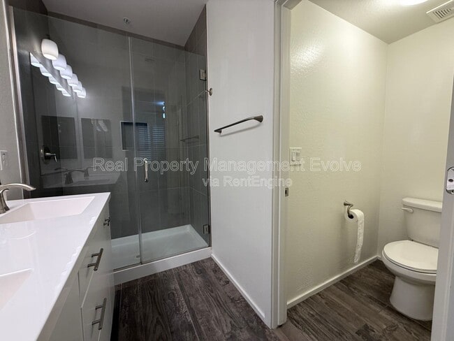 Building Photo - 2212 E Hidalgo Ave