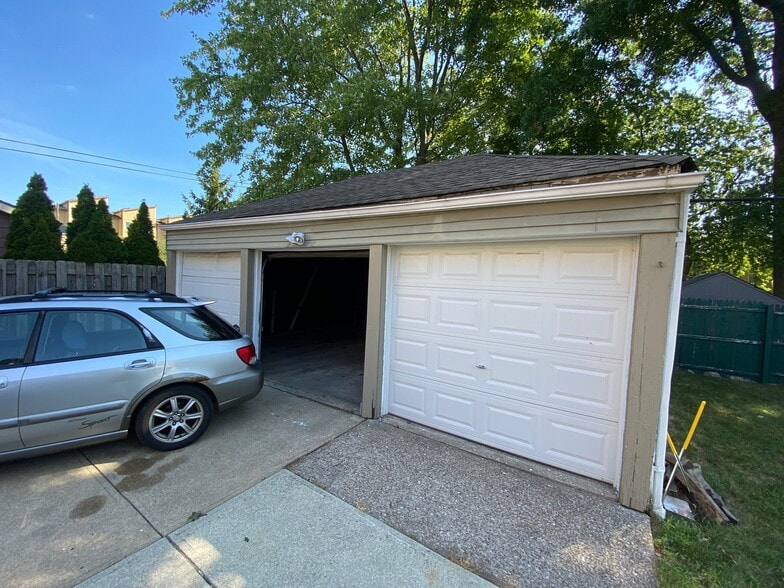 Building Photo - 1425 Hopkins Ave