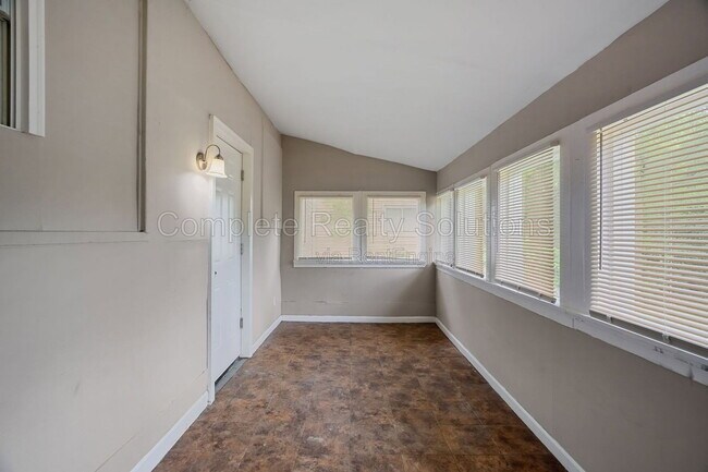 Building Photo - 449 S Dade Ave