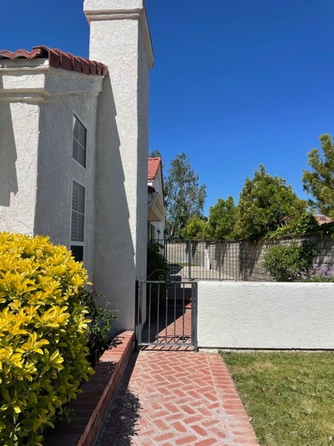 Building Photo - Gorgeous Single Story Home in The Coveted Valencia Summit Community!