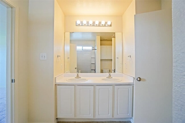 Building Photo - 714 Lavaca Loop