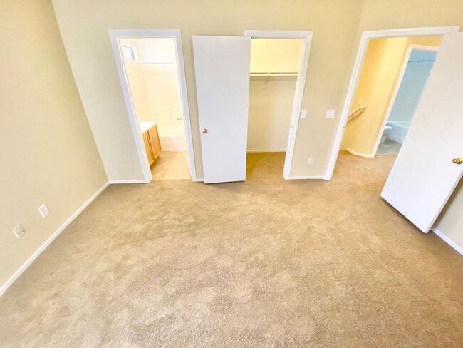 Building Photo - STUNNING 3 BEDROOM 2.5 BATH HOME LOCATED I...