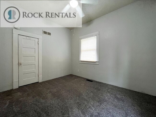 Building Photo - COMING SOON! 3 Bedroom 1.5 Bath House in Great Neighborhood