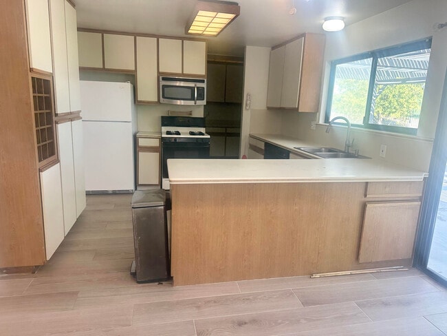 Building Photo - 43548 Virginia Ave