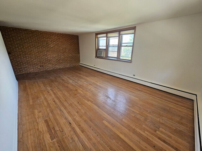 Building Photo - Charming Two Bedroom / 1.5 Bath