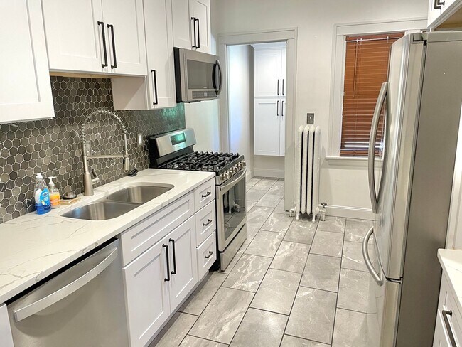 Building Photo - Available Stunning 5-Bedroom, 3-Bath Townhome with High-End Finishes